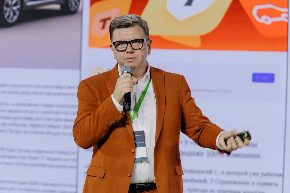 Олег Мосеев выступает с презентацией об автобизнесе